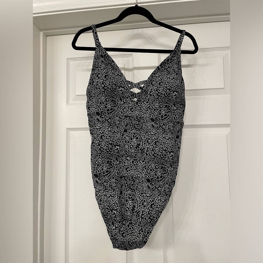Old Navy Black & White One Piece Swimsuit Plus Size 2X